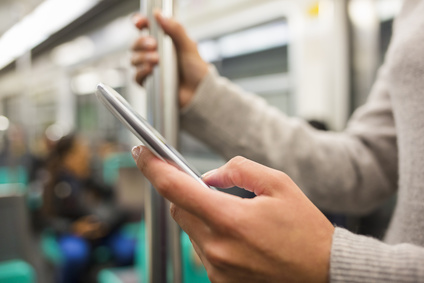 Naviguer sur internet depuis son mobile une habitude qui supplante le surf sur un ordinateur